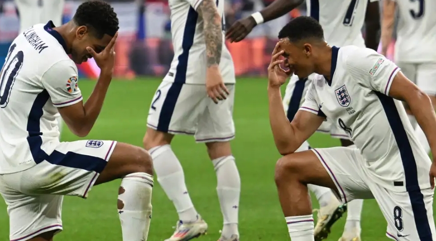 England-supporter våkner på Schalkes stadion kl. 04.00 etter å ha SOVNET på tribunen etter Three Lions’ seier over Serbia